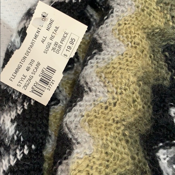 Pattern scarf NEVER WORN - Picture 3 of 3